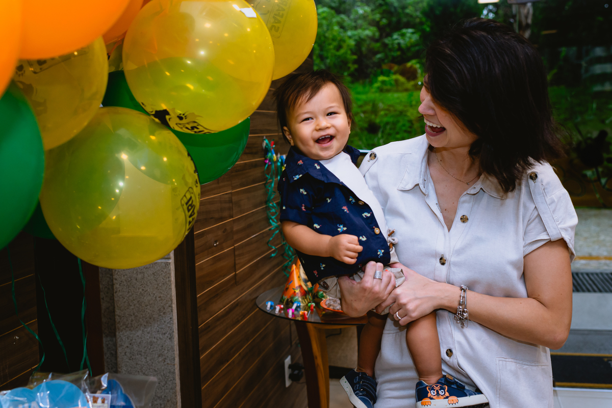 fotos de festa infantil - mãe brincando com filho