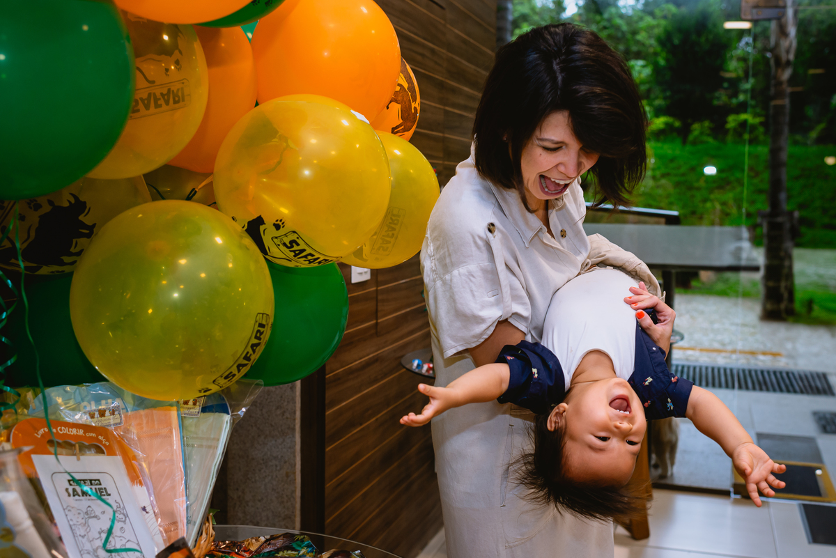 fotos de festa infantil - mãe brincando com filho