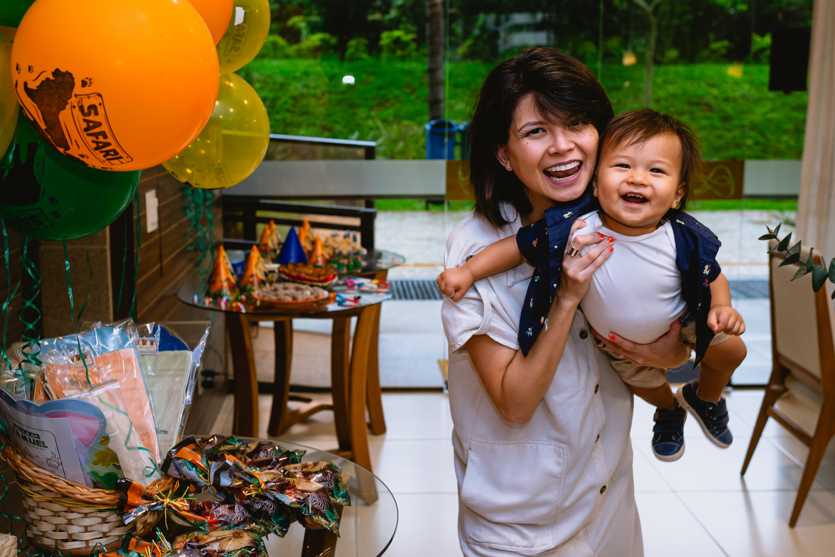 fotos de festa infantil - mãe brincando com filho