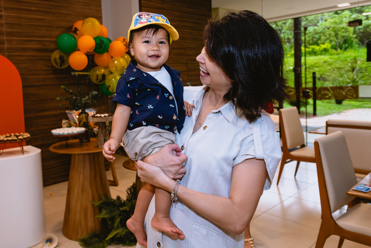 fotos de festa infantil - mãe brincando com filho