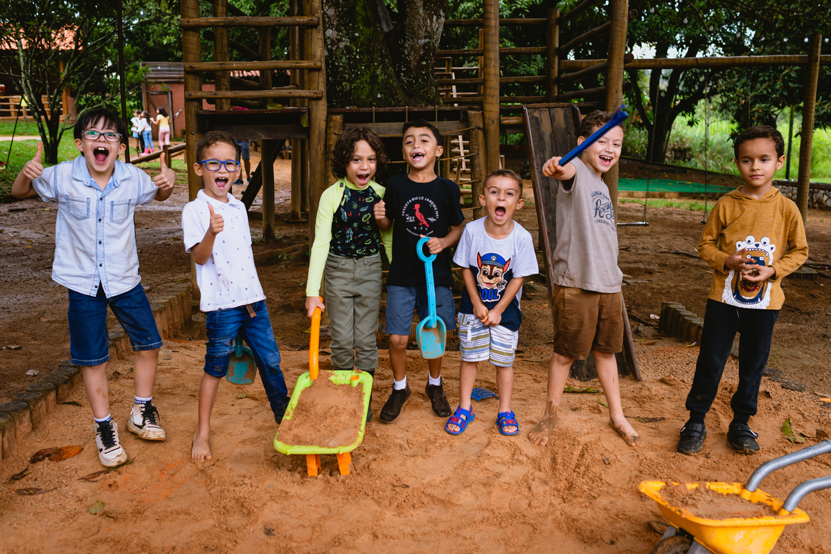 fotos de festa infantil - fazendinha azul - criança brincando 