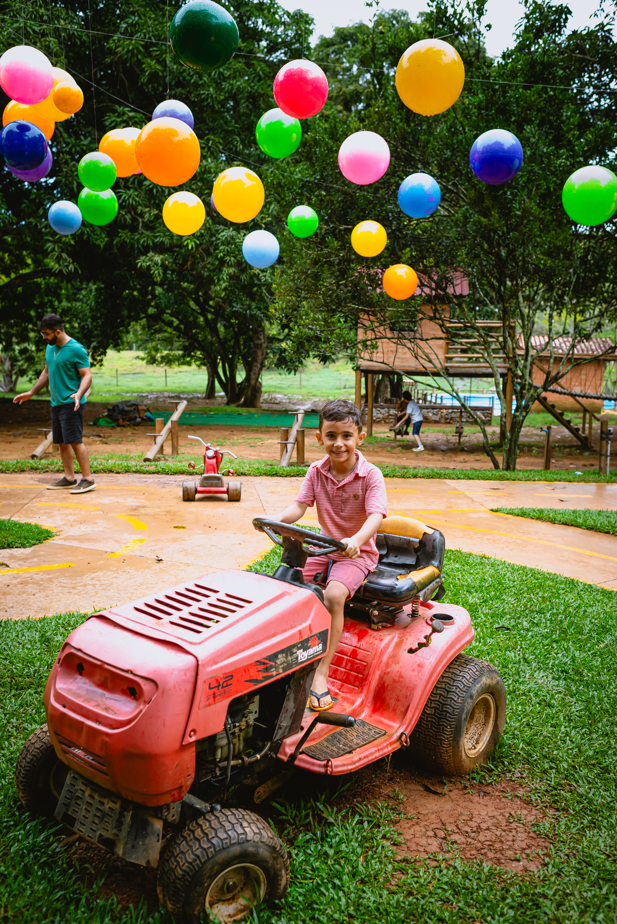 fotos de festa infantil - fazendinha azul - criança brincando 