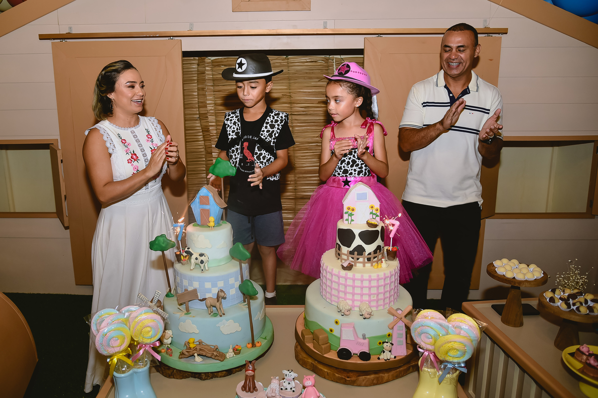 fotos de festa infantil - fazendinha azul - hora dos parabéns