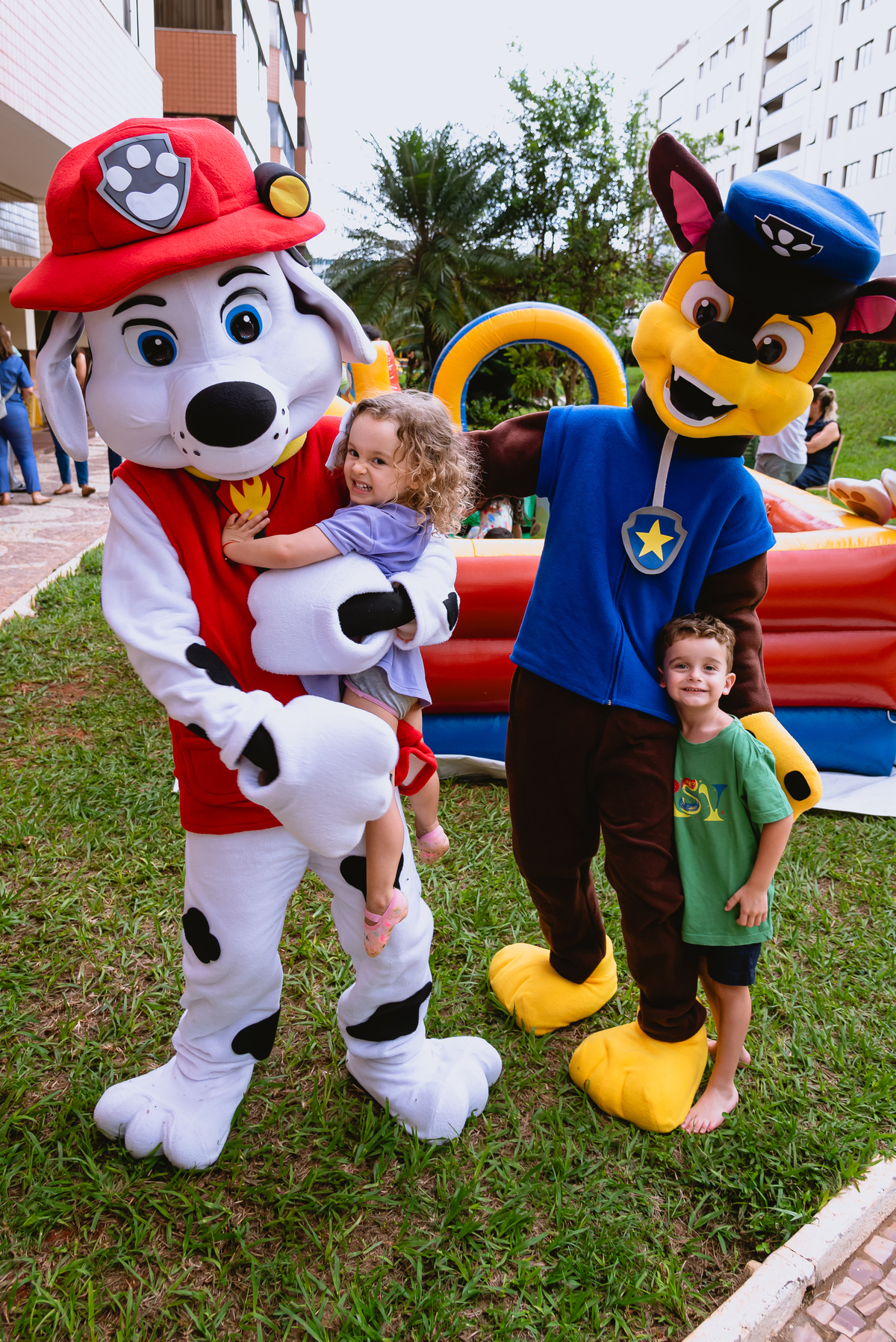 fotos de festa infantil - criança brincando com bonecos da patrulha canina