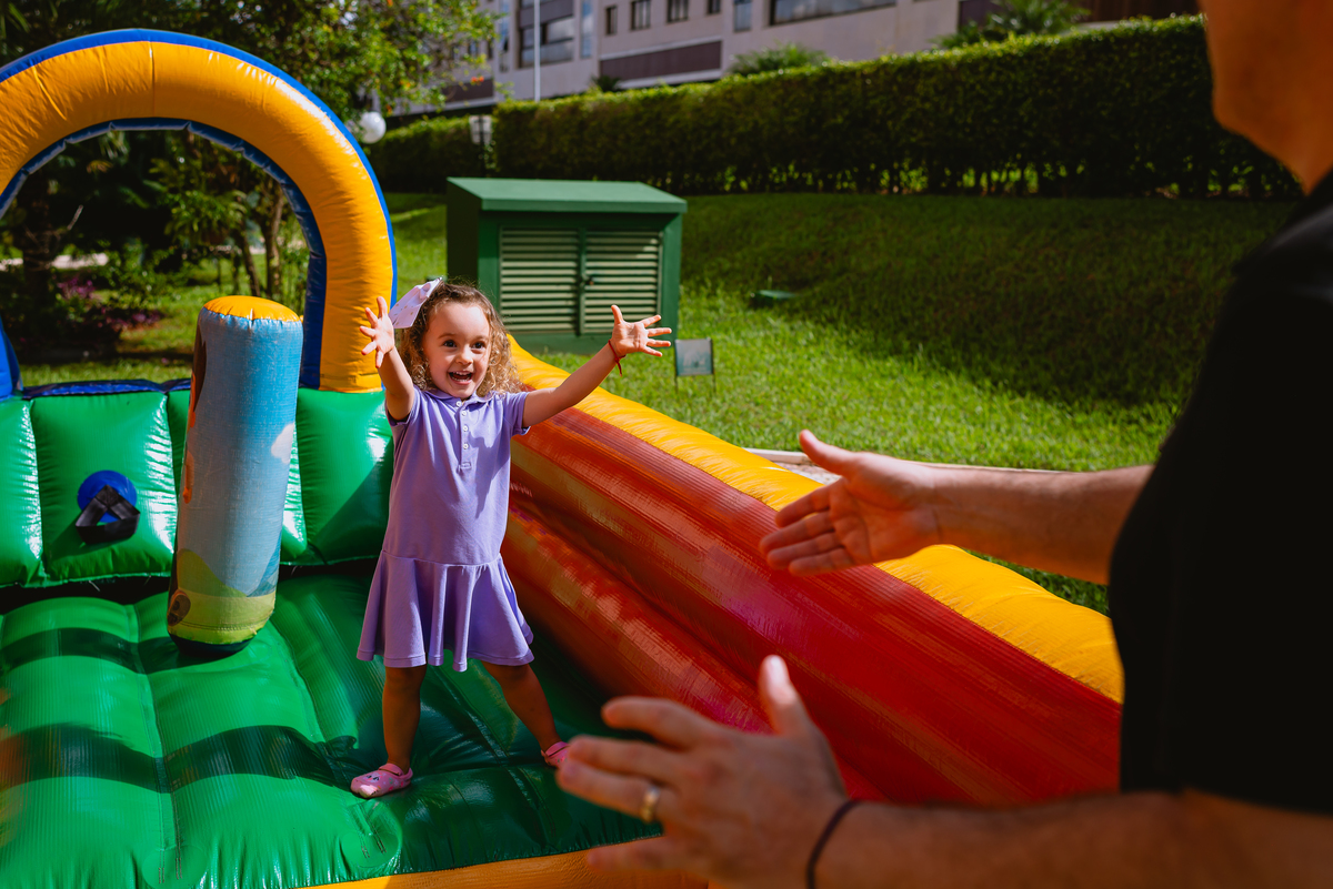 fotos de festa infantil - criança brincando no pula pula