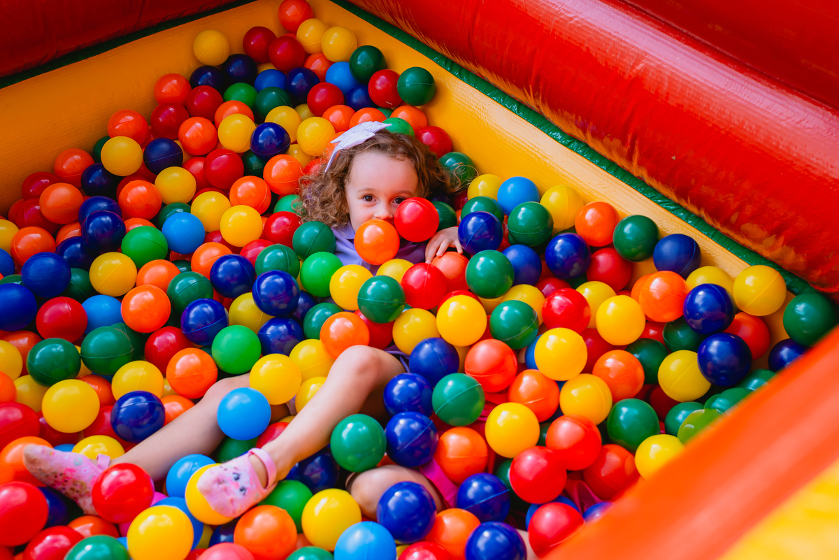 fotos de festa infantil - criança brincando no pula pula