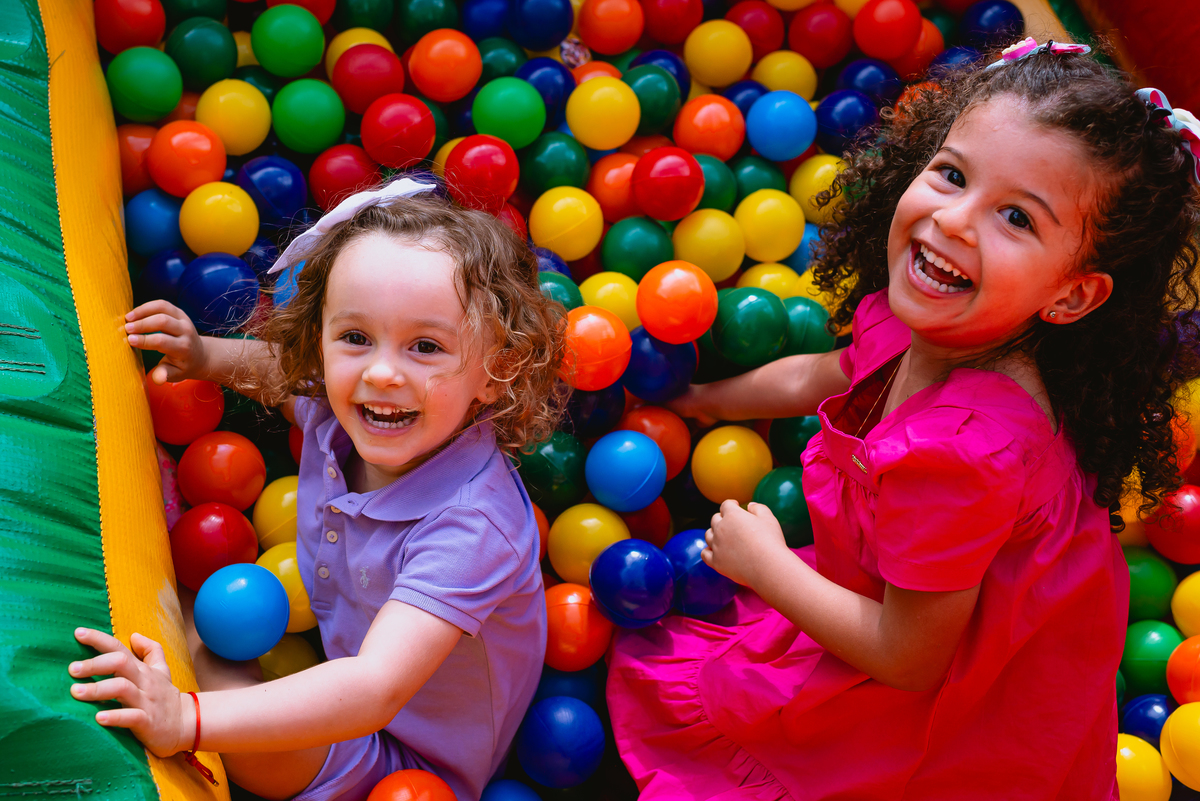 fotos de festa infantil - criança brincando no pula pula