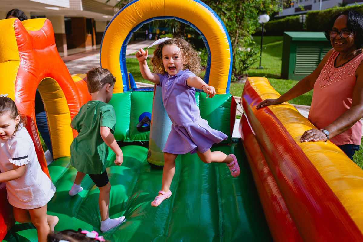 fotos de festa infantil - criança brincando no pula pula