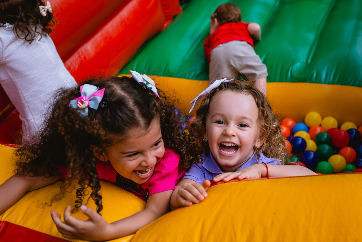 fotos de festa infantil - criança brincando no pula pula