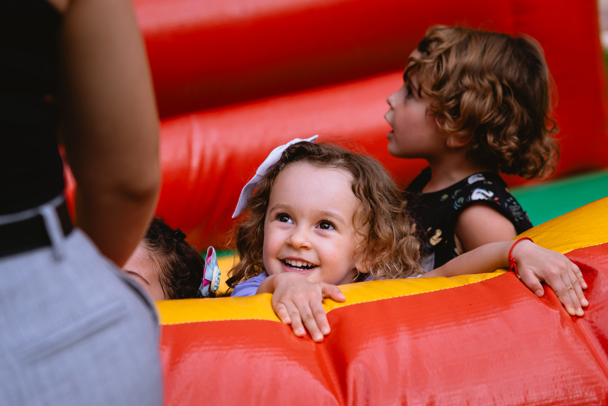 fotos de festa infantil - criança brincando no pula pula