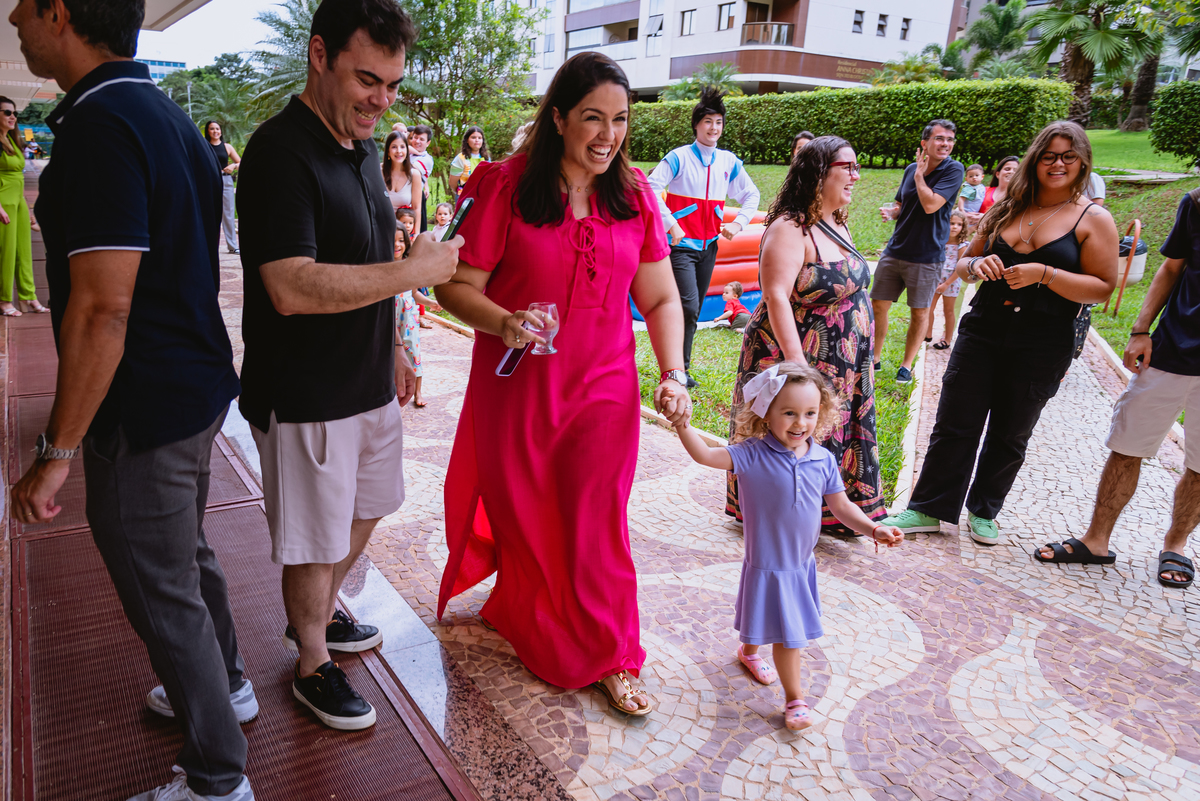 fotos de festa infantil - criança brincando com bonecos da patrulha canina