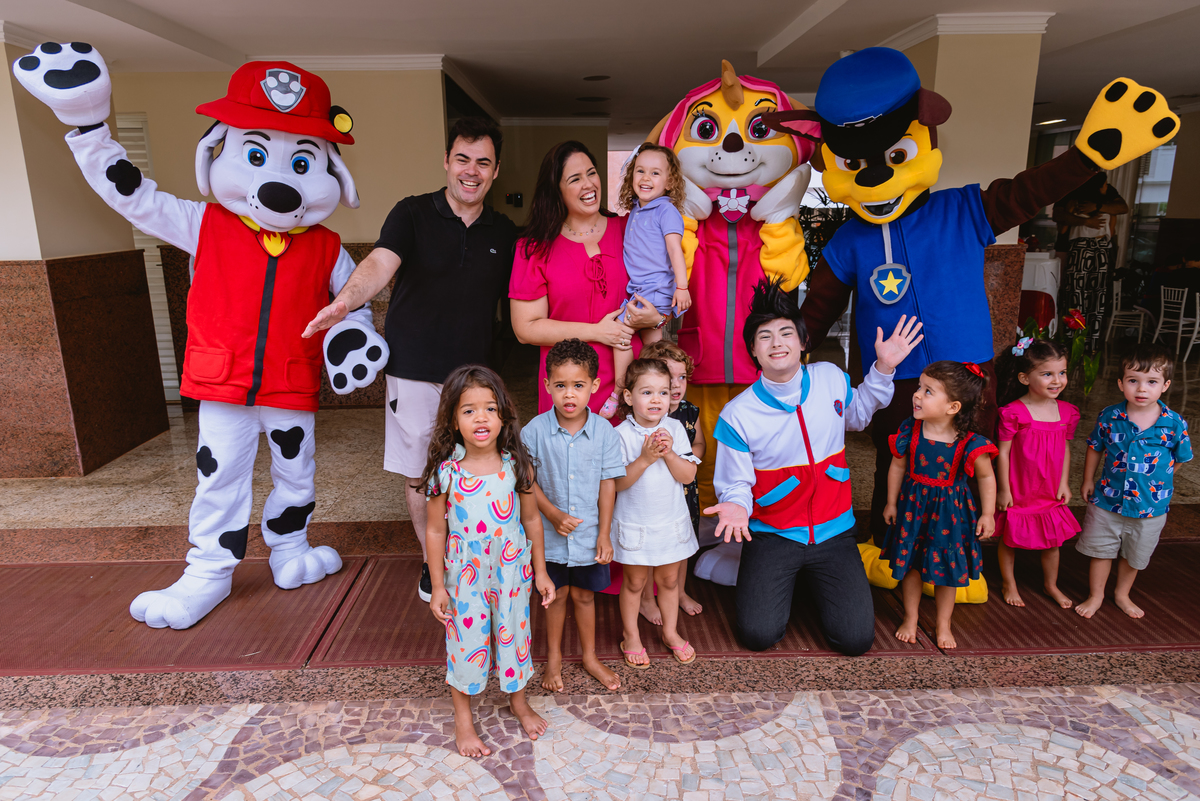 fotos de festa infantil - criança brincando com bonecos da patrulha canina