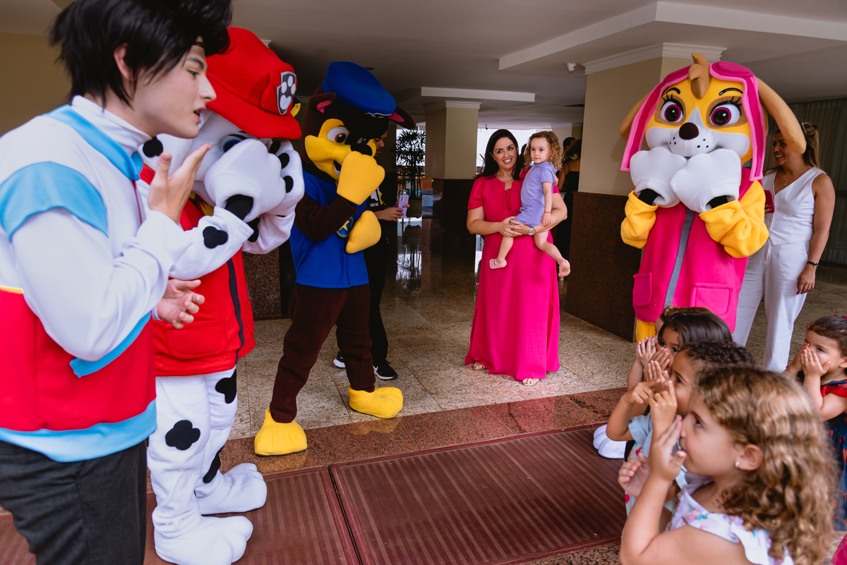 fotos de festa infantil - criança brincando com bonecos da patrulha canina