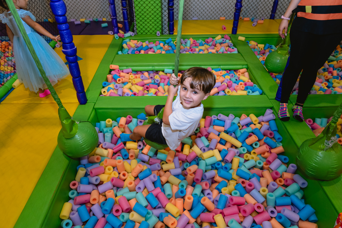 fotos de festa infantil - menino brincando na piscina de bolinhas - Pic Jump Festas