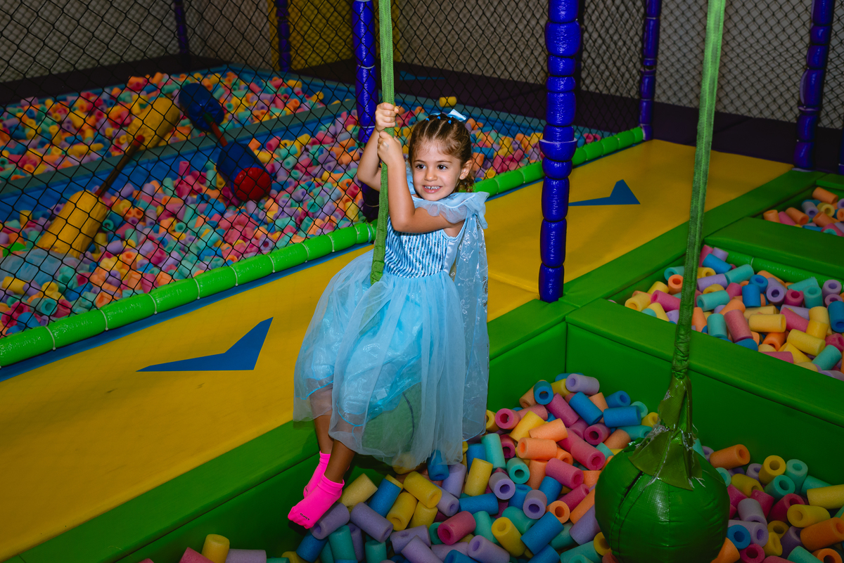 fotos de festa infantil - menina brincando - Pic Jump Festas