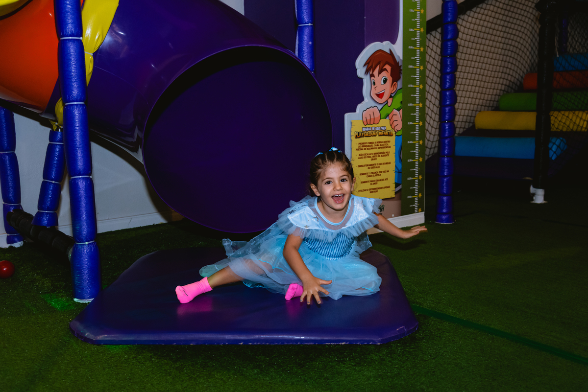 fotos de festa infantil - menina brincando - Pic Jump Festas