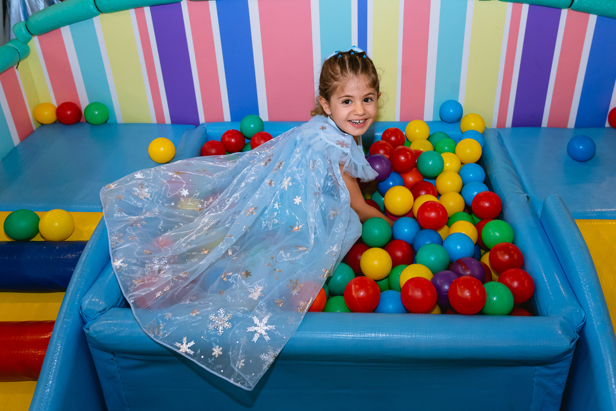 fotos de festa infantil - menina brincando na piscina de bolinhas - Pic Jump Festas