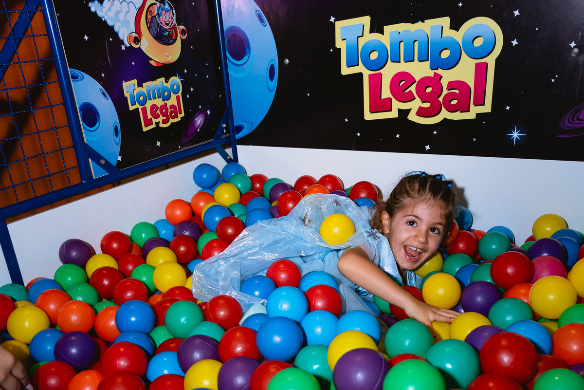 fotos de festa infantil - menina brincando na piscina de bolinhas - Pic Jump Festas