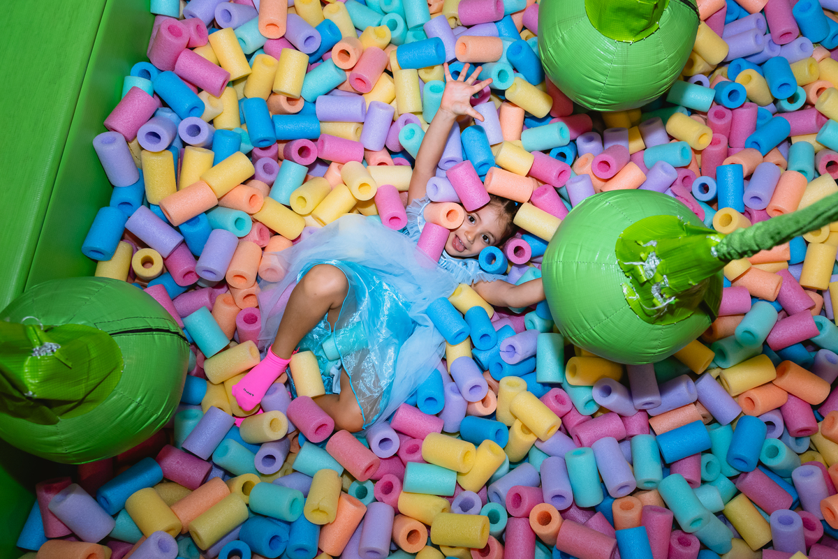fotos de festa infantil - menina brincando na piscina de bolinhas - Pic Jump Festas