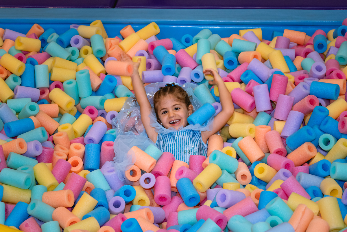 fotos de festa infantil - menina brincando na piscina de bolinhas -Pic Jump Festas