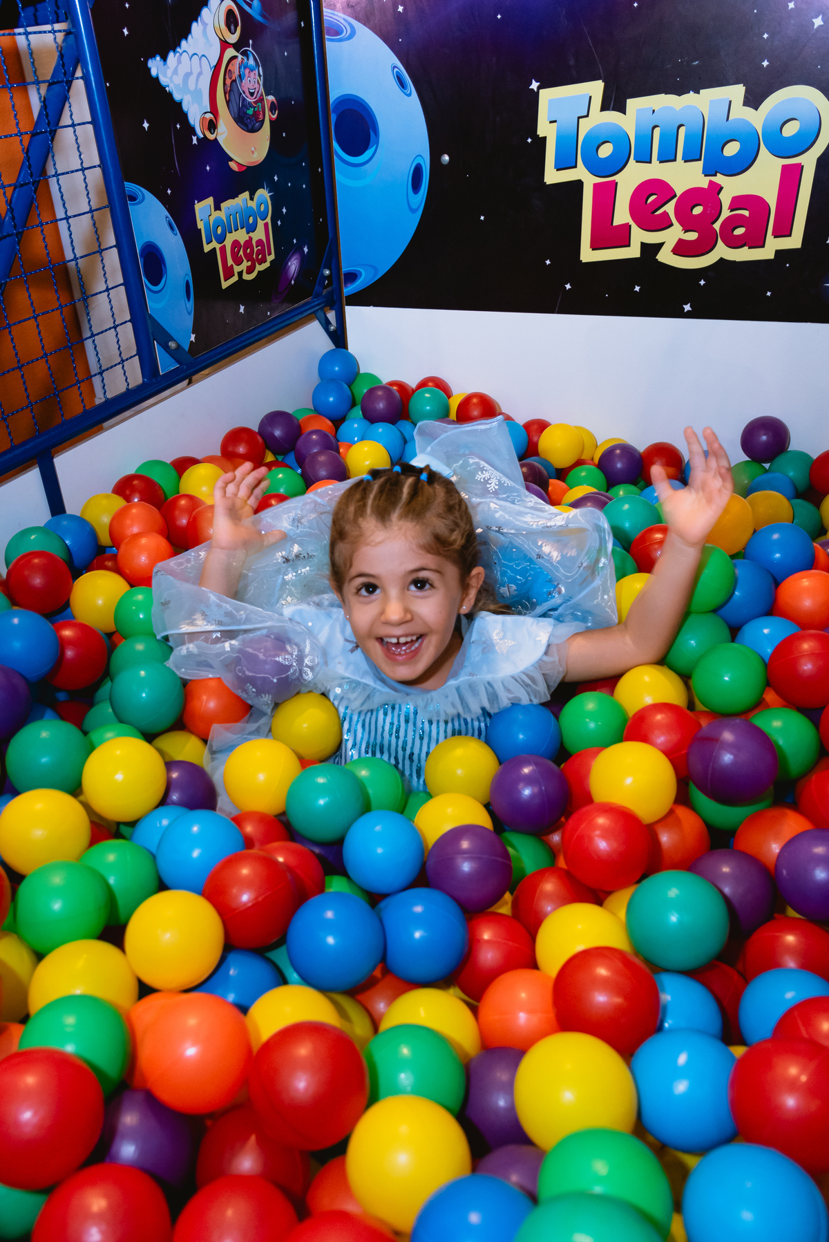 fotos de festa infantil - menina brincando na piscina de bolinhas - Pic Jump Festas