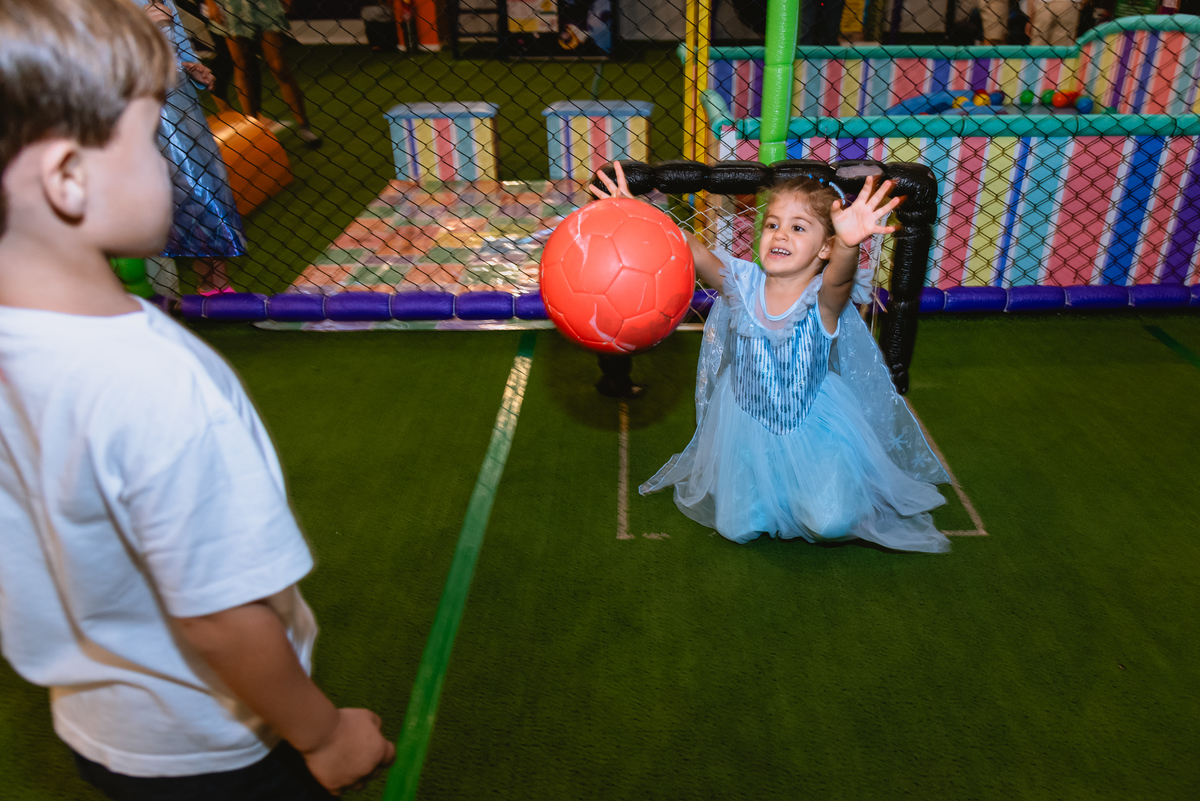 fotos de festa infantil - menina brincando de futebol  - Pic Jump Festas