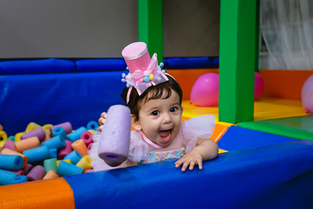 fotos de festa infantil - menina linda - brincando na piscina de bolinhas