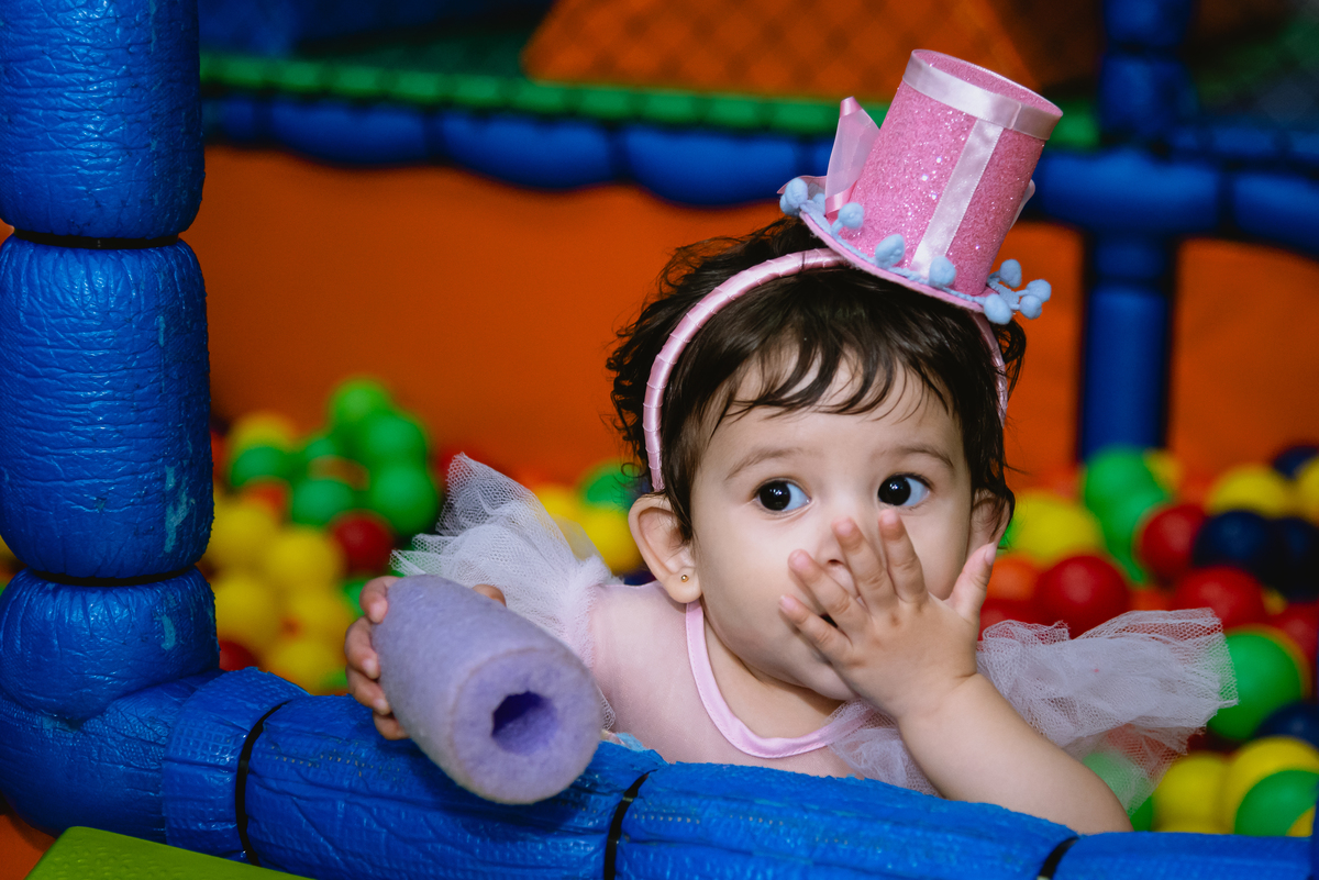 fotos de festa infantil - menina linda - brincando na piscina de bolinhas
