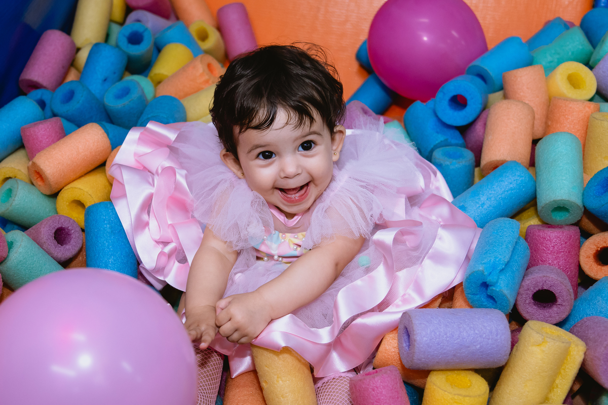 fotos de festa infantil - menina linda - brincando na piscina de bolinhas