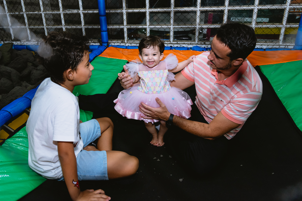 fotos de festa infantil - menina linda  - brincando no pula pula