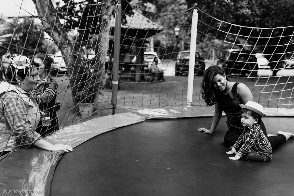 primos brincando com a prima pequena