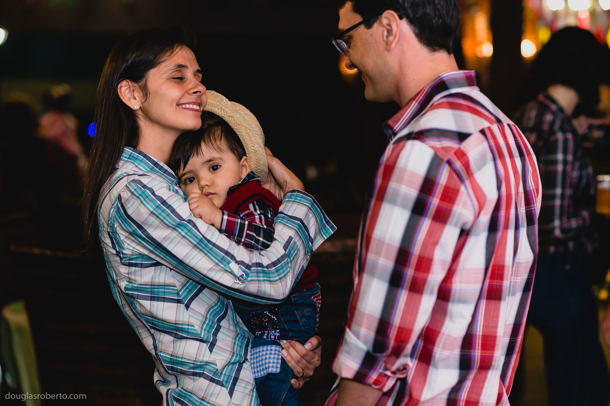tia abraçando o sobrinho