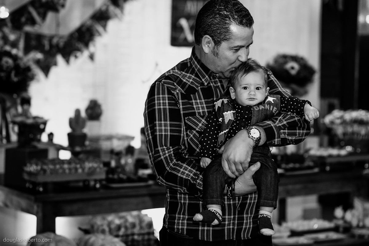 tio beijando o sobrinho