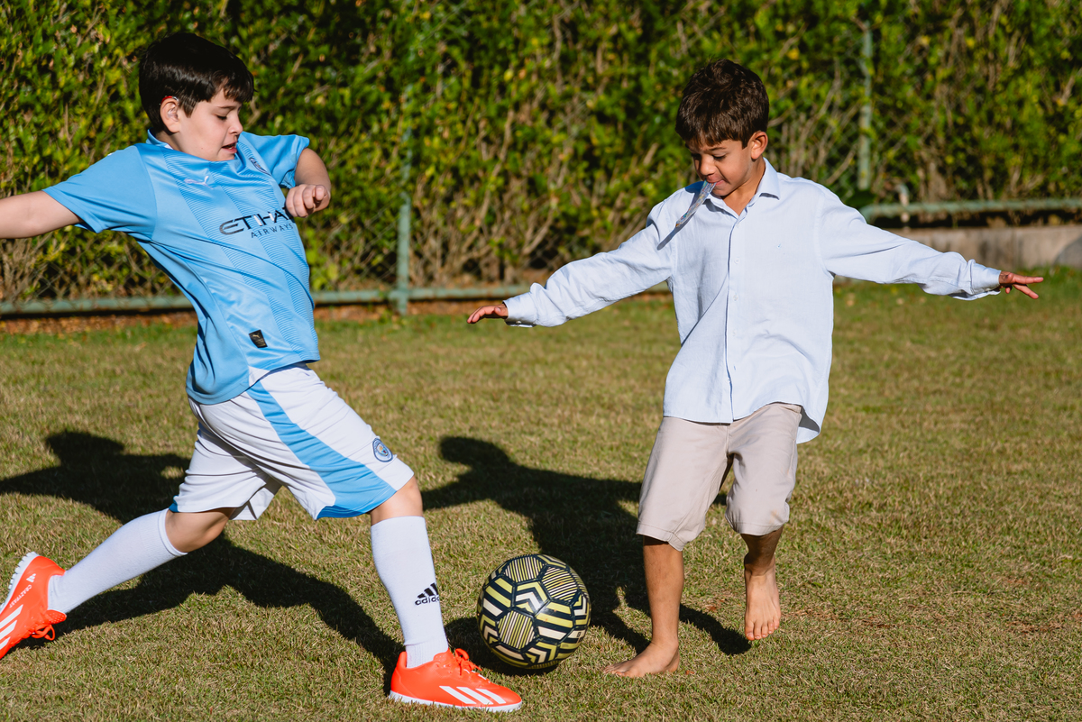 fotos de festa infantil - menino jogando futebol