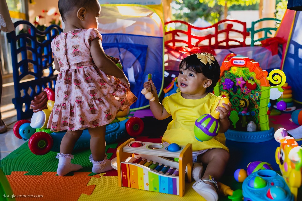 criança brincando na piscina de bolinha