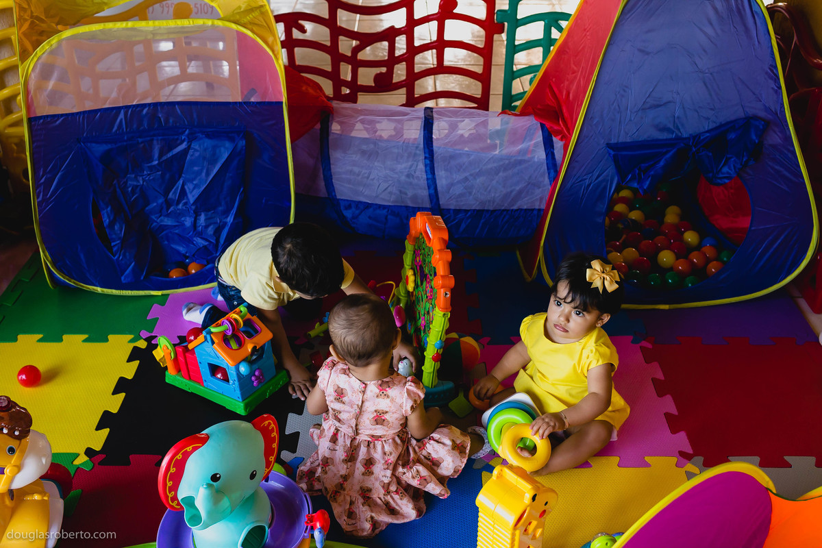 criança brincando na piscina de bolinha