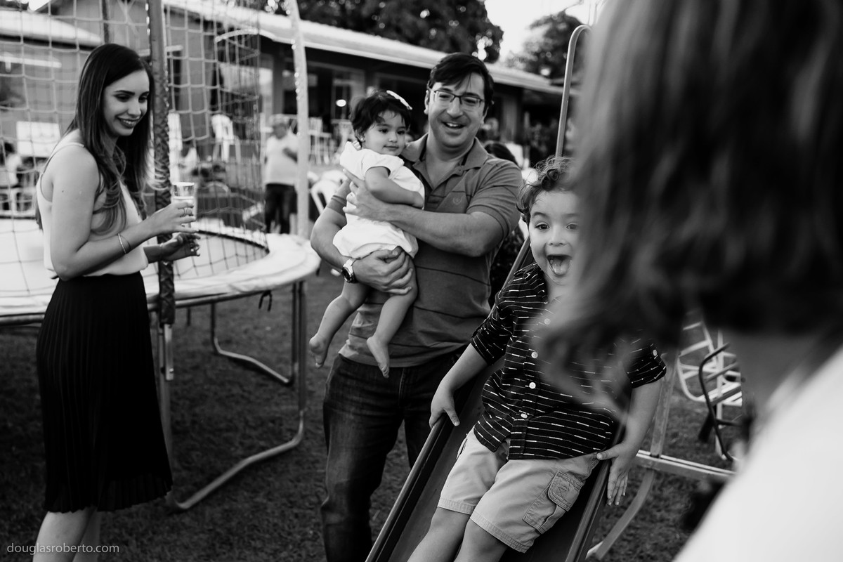 crianças brincando no pula pula