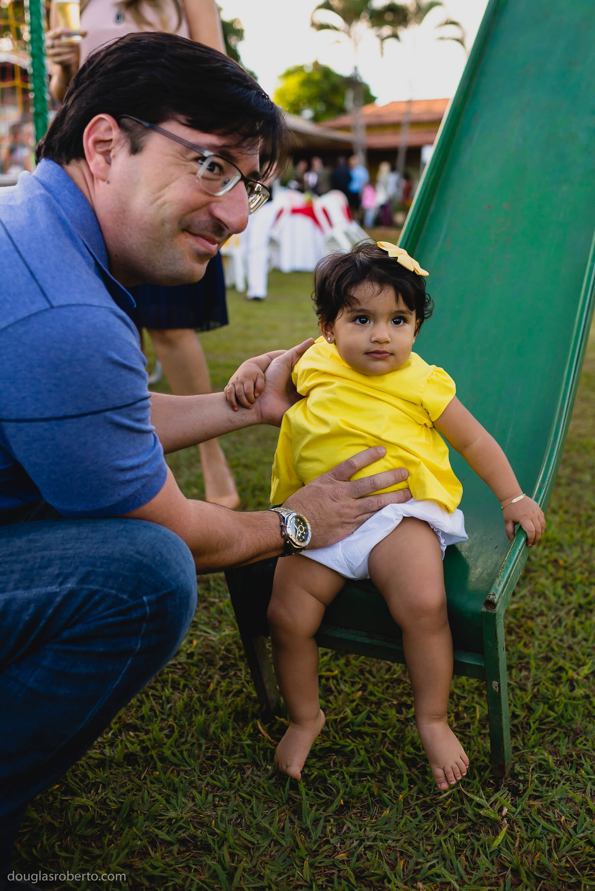 crianças brincando no pula pula
