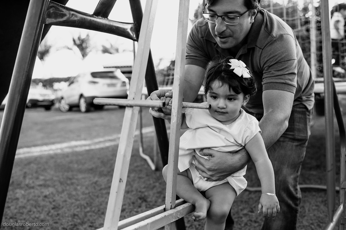 crianças brincando no pula pula