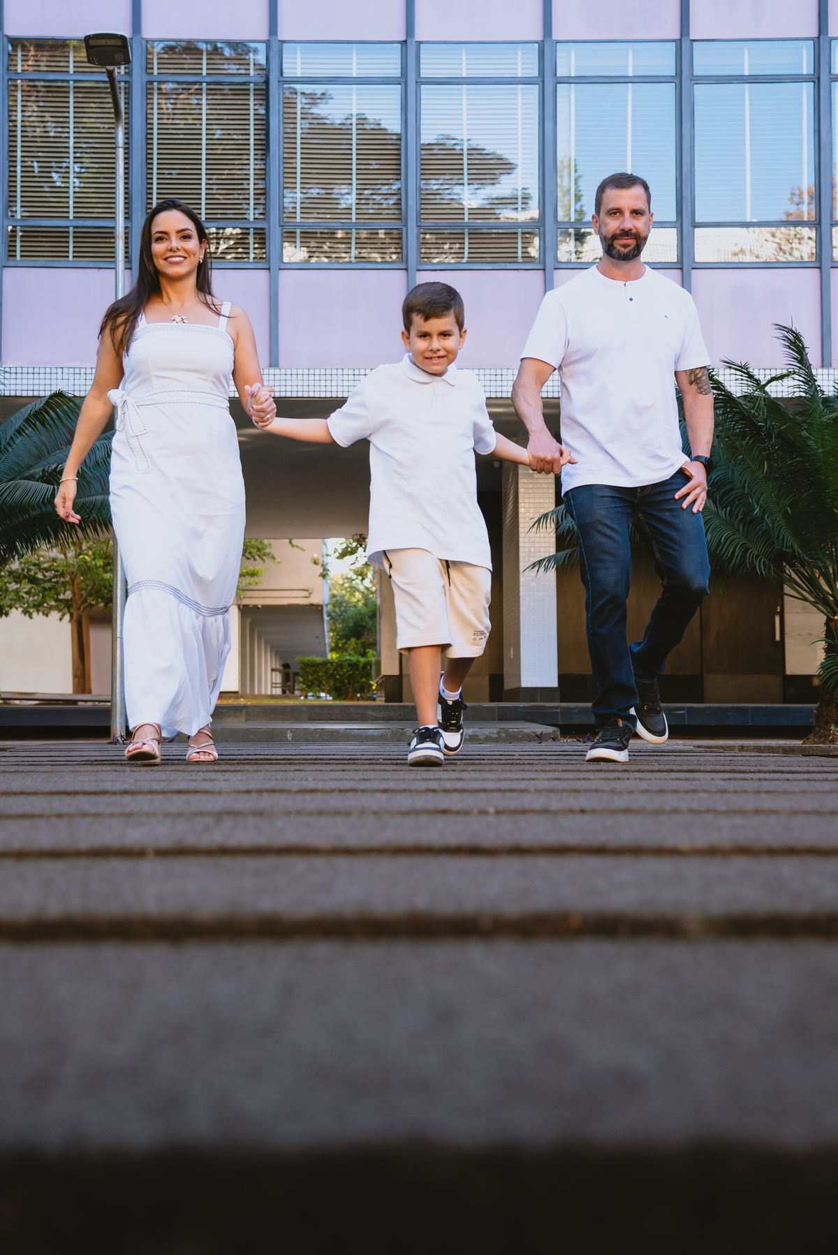 Ensaio de fotos de família na igrejinha da 307 em Brasília 