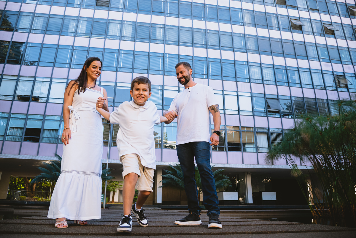 Ensaio de fotos de família na igrejinha da 307 em Brasília 