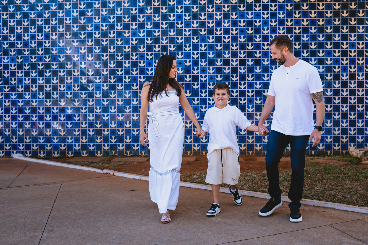 Ensaio de fotos de família na igrejinha da 307 em Brasília 