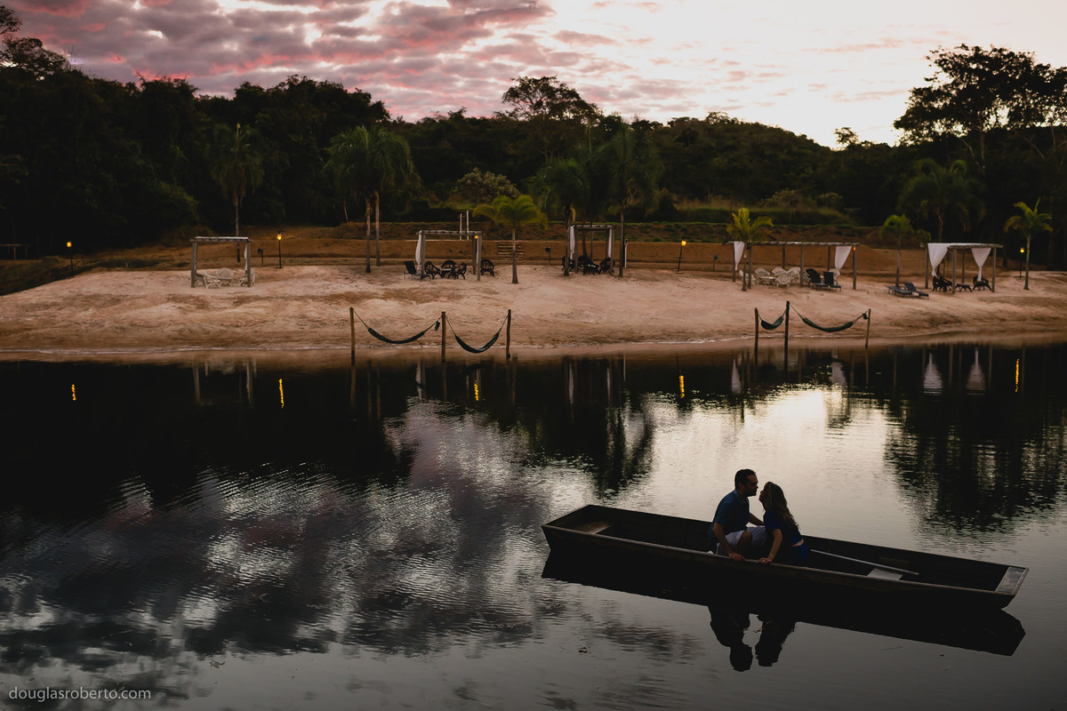 pôr do sol com casal no barco