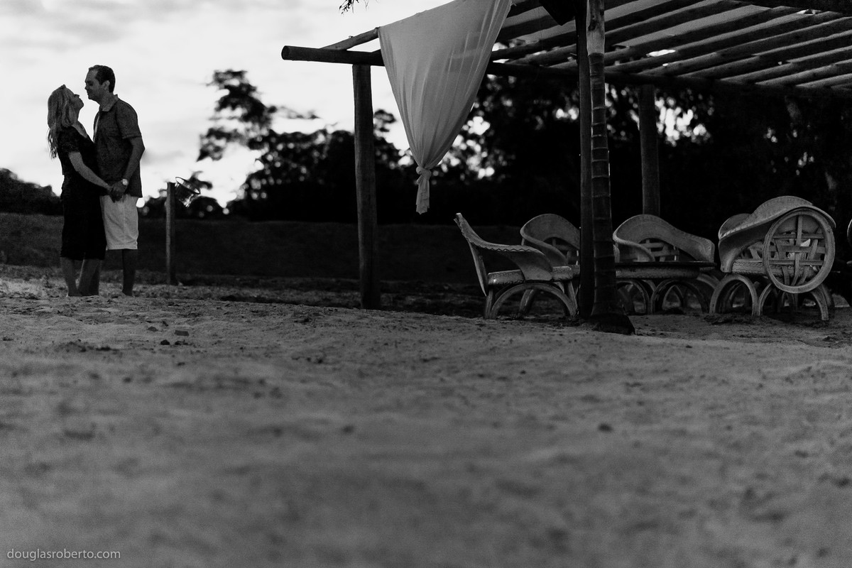 casal em um lugar paradisíaco