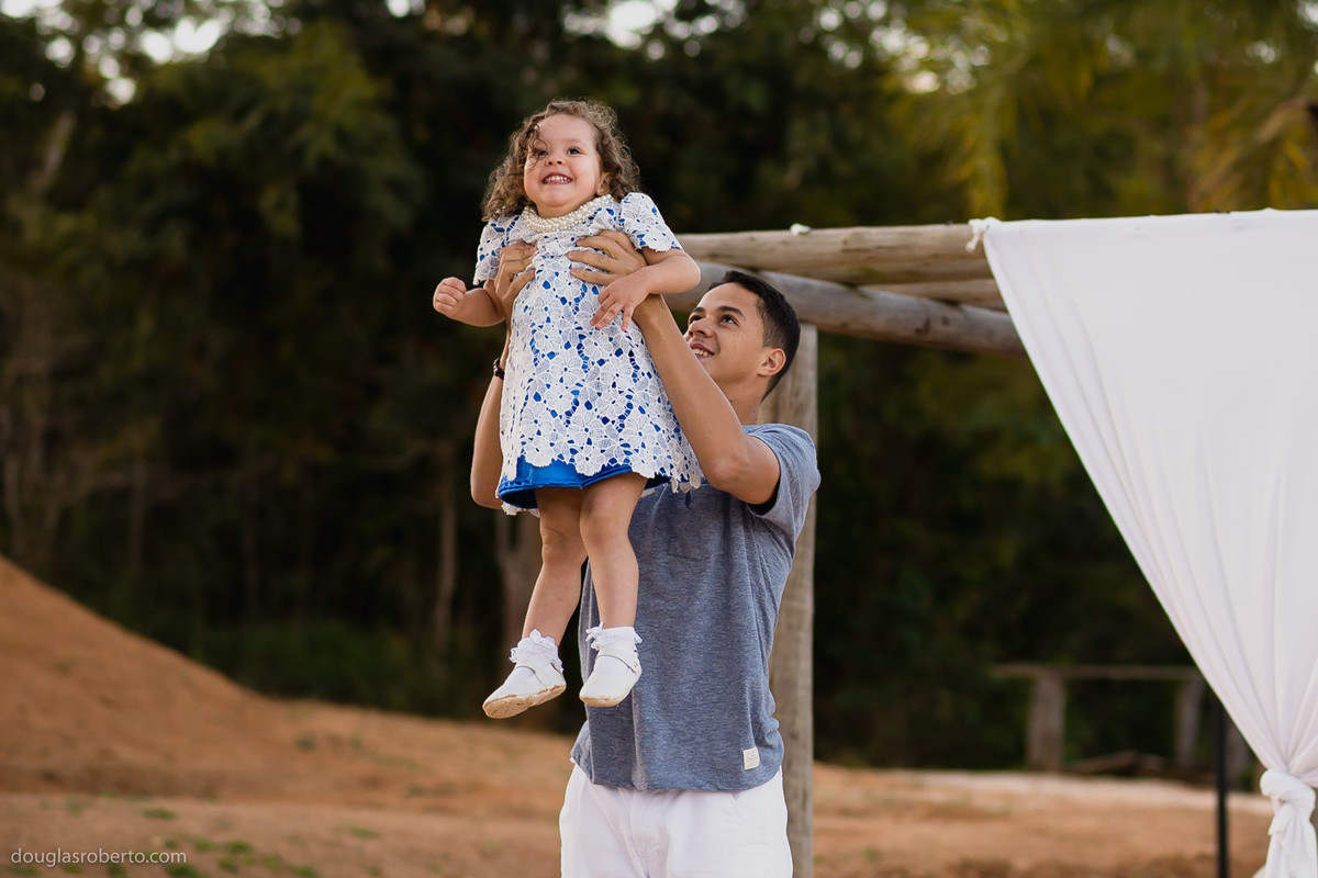 irmão brincando com a irmã mais nova