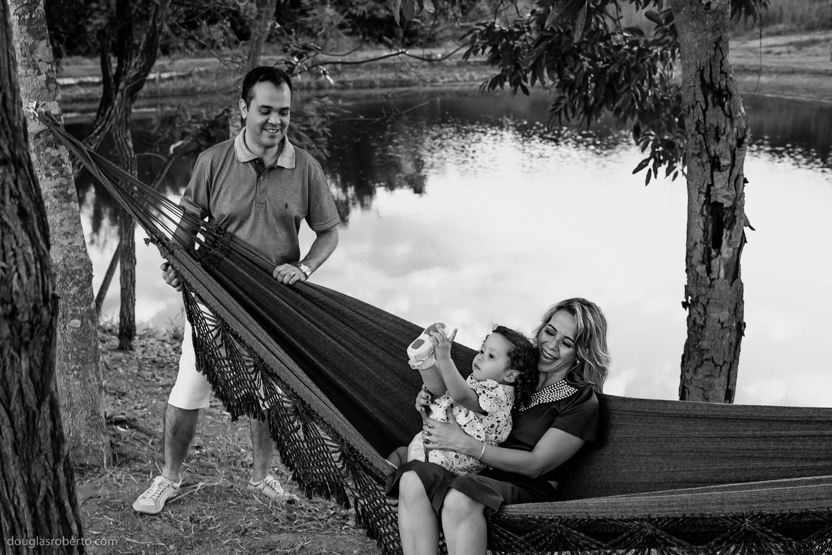mãe e pai brincando.