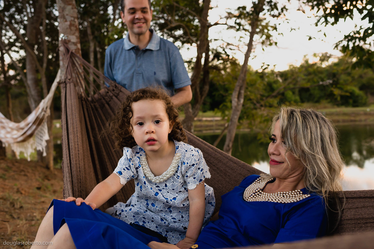mãe e pai brincando.