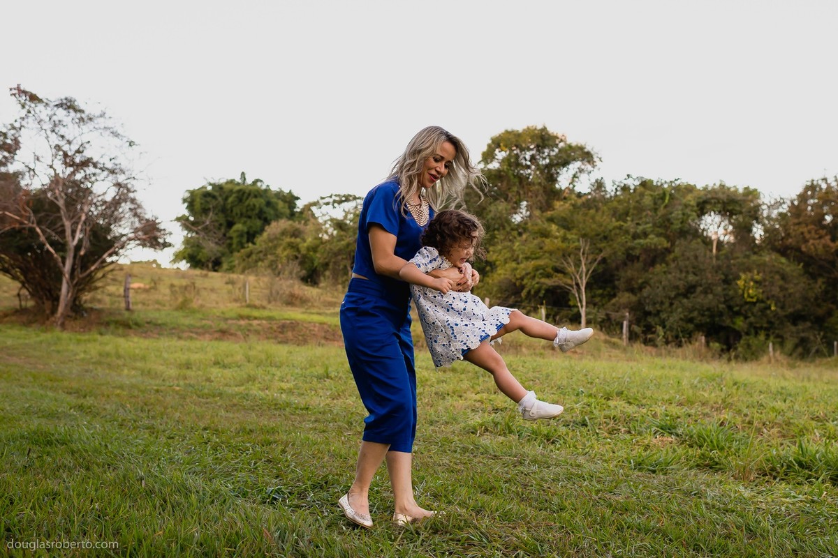 mãe brincando com filha