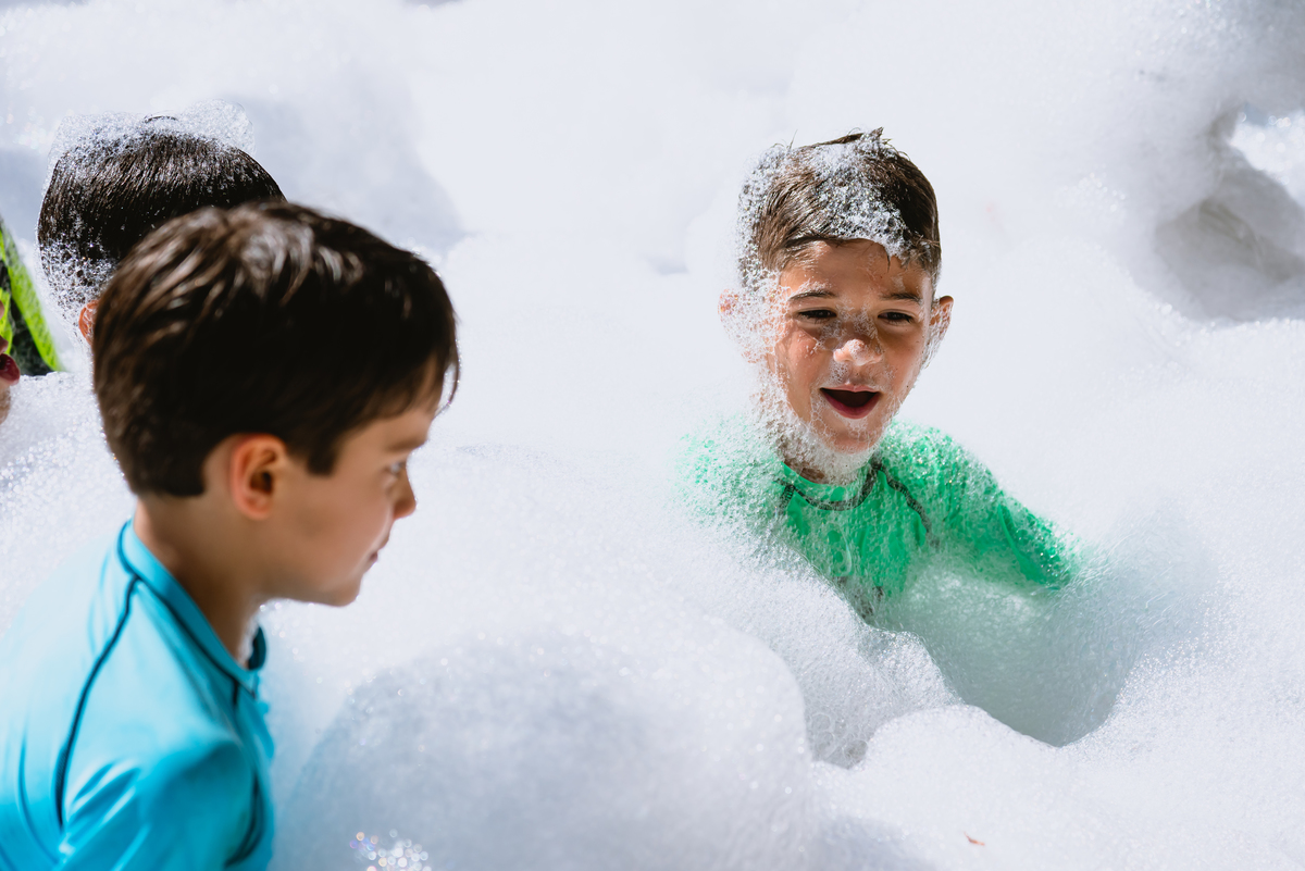 fotos de festa infantil com chuva de espuma
