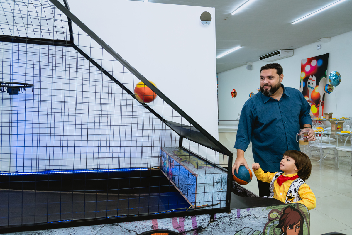 pai brincando com o filho de basquete